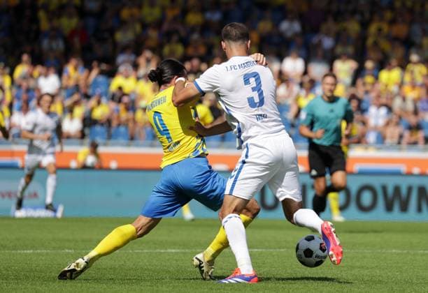 Rayan Philippe Eintracht Braunschweig , Andi Hoti 1 FC Magdeburg Football, Men, Season 2024 2025 2 BL, Eintracht Stadion, Eintracht Braunschweig vs 1 FC Magdeburg, 1 3 DFL REGULATIONS PROHIBIT ANY USE OF PHOTOGRAPHS AS IMAGE SEQUENCES AND OR QUASI VIDEO