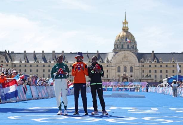 (240811) -- PARIS, Aug. 11, 2024 -- Gold medalist Sifan Hassan (C) of the Netherlands, silver medalist Tigst Assefa (L) of Ethiopia and bronze medalist Hellen Obiri of Kenya poses for photos after the women s marathon of Athletics at the Paris 2024 Olympic Games, Olympische Spiele, Olympia, OS in Paris, France, Aug. 11, 2024. ) (PARIS2024) FRANCE-PARIS-OLY-ATHLETICS-WOMEN S MARATHON LixJing 