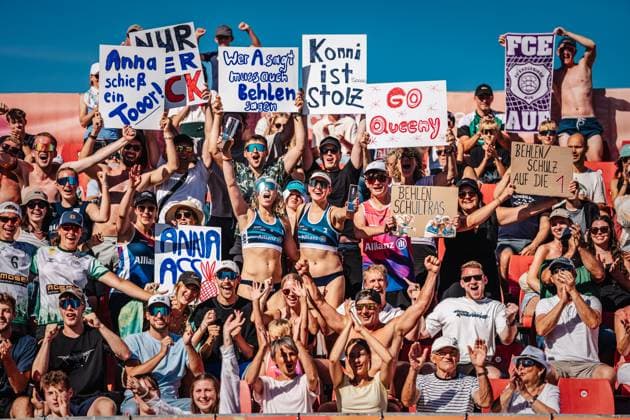 Beach volleyball women Allianz German Beach Tour 2024 Tourstop Kühlungsborn 11 08 2024 f l Anna Behlen and Sarah Schulz win the tournament and celebrate with the fans Kühlungsborn beach at the pier Mecklenburg Western Pomerania Germany