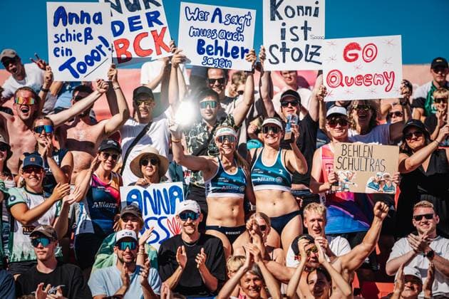 Beach volleyball women Allianz German Beach Tour 2024 Tourstop Kühlungsborn 11 08 2024 f l Anna Behlen and Sarah Schulz win the tournament and celebrate with the fans Kühlungsborn beach at the pier Mecklenburg Western Pomerania Germany