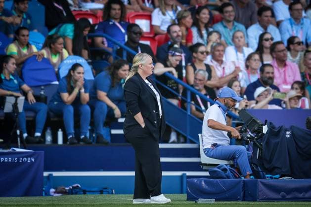 Brazil v United States: Gold Medal Match: Women s Football - Olympic Games, Olympische Spiele, Olympia, OS Paris 2024: Day 15 Head Coach Emma Hayes of the United States team is coaching during the Women s Gold Medal match between Brazil and the United States of America at the Olympic Games Paris 2024 at Parc des Princes in Paris, France, on August 10, 2024. Paris France  Copyright: xAymanxArefx originalFilename:aref-notitle240810_npNbg.jpg