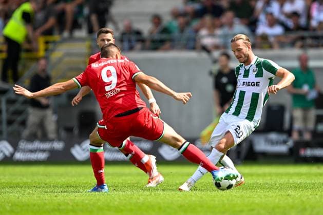 2 Bundesliga SC Preußen Münster Hannover 96 on 11 08 2024 at the Preußenstadion in Münster Nicolo Tresoldi Hannover 96 in a duel against Jorrit Hendrix Muenster MT