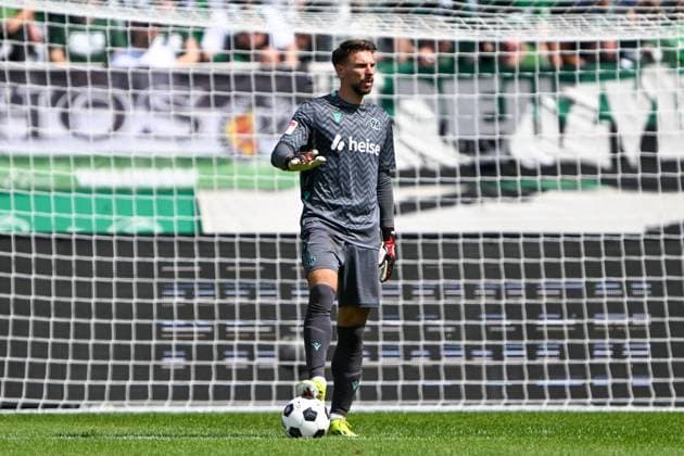 2 Bundesliga SC Preußen Münster Hannover 96 on 11 08 2024 at the Preußenstadion in Münster Goalkeeper Ron Robert Zieler Hannover 96 on the ball MT