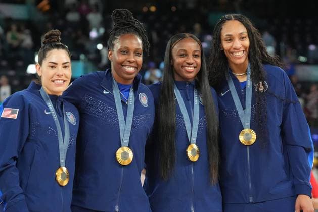 Members of the U.S. basketball team Kelsey Plum, Chelsea Gray, Jackie Young and A Ja Wilson (L to R) pose with their gold medals at the awards ceremony for Women s Basketball at the Paris 2024 Olympic Games, Olympische Spiele, Olympia, OS at the Bercy Arena in Paris, France, on Sunday, August 11, 2024. The U.S. defeated France 67-66 in the gold medal game.  OLY202408111771 RICHARDxELLIS