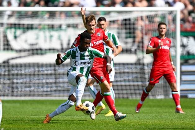 2 Bundesliga SC Preußen Münster Hannover 96 on 11 08 2024 at the Preußenstadion in Münster Daniel Kyerewaa Muenster in a duel against Marcel Halstenberg Hannover 96 MT