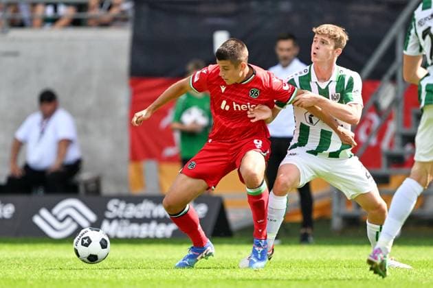 2 Bundesliga SC Preußen Münster Hannover 96 on 11 08 2024 at the Preußenstadion in Münster Nicolo Tresoldi Hannover 96 in a duel against Jano ter Horst Muenster MT