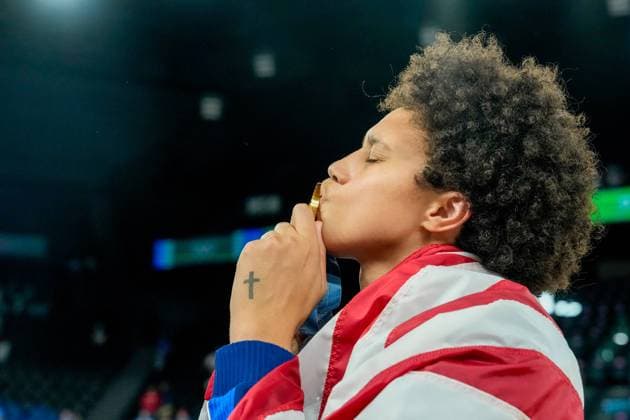 PARIS, FRANCE AUGUST 11 Brittney Griner of United States kisses her gold medal after winning the Women s Gold Medal Game, Game 52, France vs United States of America on day sixteen of the Olympic Games Paris 2024 at Arena Bercy on August 11, 2024 in Paris, France Paris Bercy Arena France Copyright: xJustPictures.ch DanielaxPorcellix jp-en-EuSpIm-20240811-_DP15514