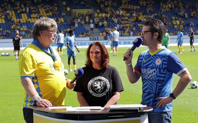 Stadium announcer Frank Kornath, f l in interview with President Nicole Kumpis Eintracht Braunschweig and the representative of the new jersey sponsor BRAWOGROUP, General Representative Carsten Ueberschaer Football, Men, Season 2024 2025 2 BL, Eintracht Stadion, Eintracht Braunschweig vs. 1 FC Magdeburg, 1 3 DFL REGULATIONS PROHIBIT ANY USE OF PHOTOGRAPHS AS IMAGE SEQUENCES AND OR QUASI VIDEO