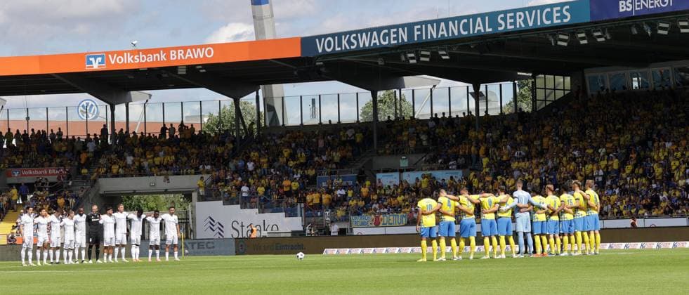 Minute of silence for the recently deceased stadium speaker Stefan Lindstedt Football, Men, Season 2024 2025 2 BL, Eintracht Stadion, Eintracht Braunschweig vs 1 FC Magdeburg, 1 3 DFL REGULATIONS PROHIBIT ANY USE OF PHOTOGRAPHS AS IMAGE SEQUENCES AND OR QUASI VIDEO