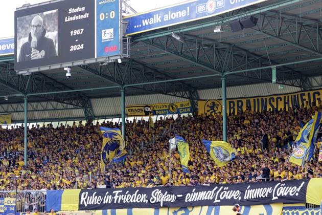 Minute of silence for the recently deceased stadium speaker Stefan Lindstedt Football, Men, Season 2024 2025 2 BL, Eintracht Stadion, Eintracht Braunschweig vs 1 FC Magdeburg, 1 3 DFL REGULATIONS PROHIBIT ANY USE OF PHOTOGRAPHS AS IMAGE SEQUENCES AND OR QUASI VIDEO