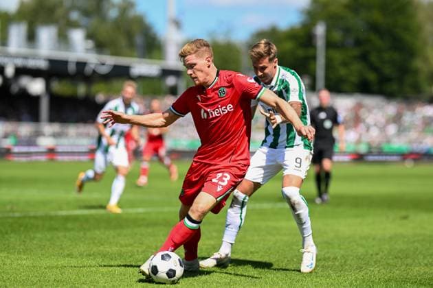 2 Bundesliga SC Preußen Münster Hannover 96 on 11 08 2024 at the Preußenstadion in Münster Marcel Halstenberg Hannover 96 in a duel against Joshua Mees Muenster MT