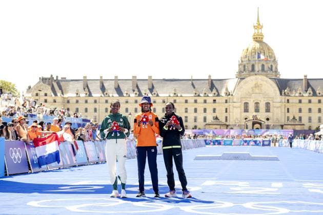 PARIS - Sifan Hassan during the venue ceremony of the women s marathon at the Olympic Games, Olympische Spiele, Olympia, OS The marathon is traditionally run in the last weekend of the Games. ANP ROBIN VAN LONKHUIJSEN xVIxANPxSportx xxANPxIVx 505808493 originalFilename: 505808493.jpg