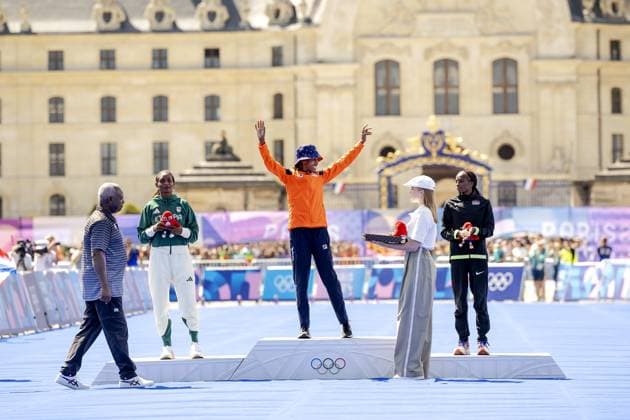 PARIS - Sifan Hassan during the venue ceremony of the women s marathon at the Olympic Games, Olympische Spiele, Olympia, OS The marathon is traditionally run in the last weekend of the Games. ANP ROBIN VAN LONKHUIJSEN xVIxANPxSportx xxANPxIVx 505808518 originalFilename: 505808518.jpg