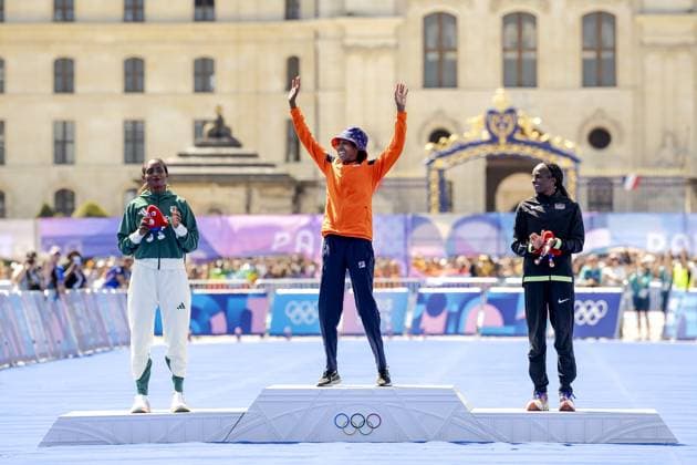 PARIS - Sifan Hassan during the venue ceremony of the women s marathon at the Olympic Games, Olympische Spiele, Olympia, OS The marathon is traditionally run in the last weekend of the Games. ANP ROBIN VAN LONKHUIJSEN xVIxANPxSportx xxANPxIVx 505808530 originalFilename: 505808530.jpg