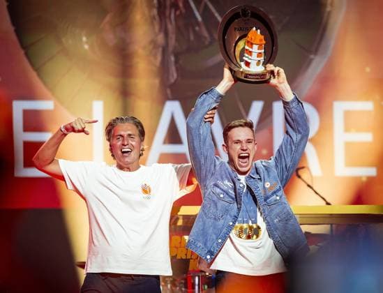 PARIS - Track cyclist Harrie Lavreysen, together with chef de mission Pieter van den Hoogenband, during the ceremony at the TeamNL House in Paris. Lavreysen won his third gold medal on the last day of the Summer Games. With two previous golds at the Tokyo Games, Lavreysen is the most successful Dutch man ever at the Olympic Games, Olympische Spiele, Olympia, OS ANP REMKO DE WAAL xVIxANPxSportx xxANPxIVx 505809370 originalFilename: 505809370.jpg