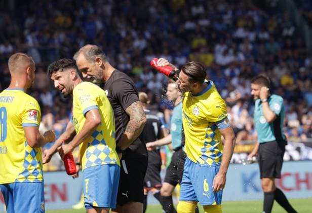 Drink break Ermin Bicakcic Eintracht Braunschweig Football, Men, Season 2024 2025 2 BL, Eintracht Stadion, Eintracht Braunschweig vs 1 FC Magdeburg, 1 3 DFL REGULATIONS PROHIBIT ANY USE OF PHOTOGRAPHS AS IMAGE SEQUENCES AND OR QUASI VIDEO