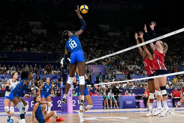 Paola Ogechi Egonu of Italy, Haleigh Washington and Kathryn Plummer of United States during the Volleyball gold medal match between United States of America and Italy of the Paris 2024 Olympic Games, Olympische Spiele, Olympia, OS at Arena Paris Sud 1 in Paris (France), August 11, 2024. Italy defeated United States 3-0 and won the gold medal.