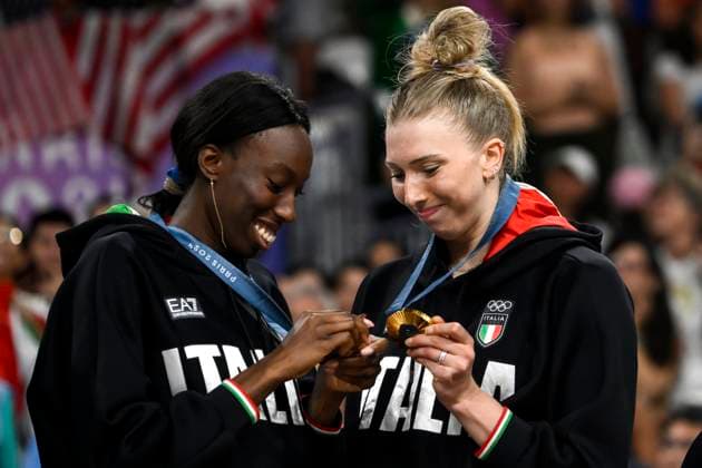 Sport Bilder des Tages Paola Ogechi Egonu and Sarah Luisa Fahr of Italy celebrate at the end of the Volleyball gold medal match between United States of America and Italy of the Paris 2024 Olympic Games, Olympische Spiele, Olympia, OS at Arena Paris Sud 1 in Paris (France), August 11, 2024. Italy defeated United States 3-0 and won the gold medal.