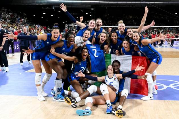 Italian players celebrate at the end of the Volleyball gold medal match between United States of America and Italy of the Paris 2024 Olympic Games, Olympische Spiele, Olympia, OS at Arena Paris Sud 1 in Paris (France), August 11, 2024. Italy defeated United States 3-0 and won the gold medal.