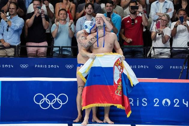 Bilder des Jahres 2024, Sport 08 August Sport Themen der Woche KW32 Sport Bilder des Tages (240811) -- PARIS, Aug. 11, 2024 -- Players of Serbia celebrate after the Water polo, Wasserball men s gold medal match between Serbia and Croatia at the Paris 2024 Olympic Games, Olympische Spiele, Olympia, OS in Paris, France, on Aug. 11, 2024. ) (PARIS2024) FRANCE-PARIS-OLY-WATER POLO DuxYu 