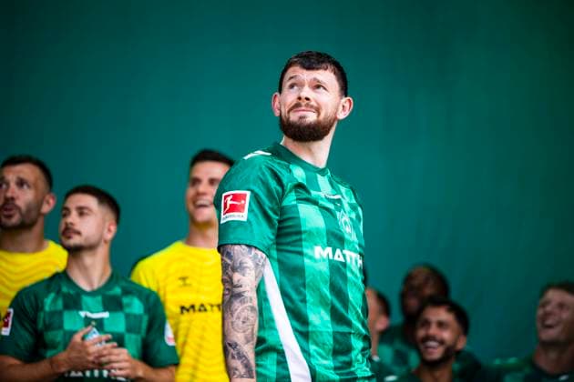 GER, Gelaende am WESERSTADION, Bremen, GER, Tach der Fans 11 08 2024, Gelaende am WESERSTADION, Bremen, GER, Tach der Fans im Bild Mannschaftspräsentation SV Werder Bremen auf der Bühne, Oliver Burke Werder Bremen 15 , nordphotoxGmbHx xRauch nph00251