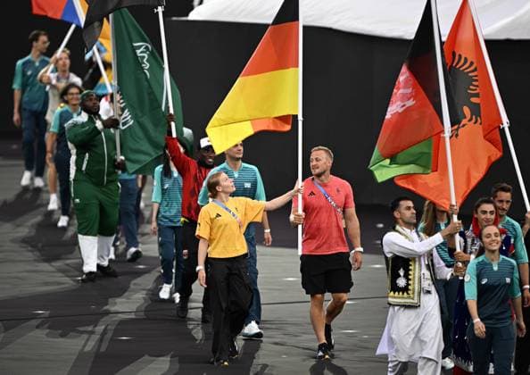 Sport Themen der Woche KW32 Sport Bilder des Tages German athlete holds the national flag during the Closing Ceremony of the Paris 2024 Olympic Games, Olympische Spiele, Olympia, OS on Sunday 11 August 2024 in Paris, France. The Games of the XXXIII Olympiad are taking place in Paris from 26 July to 11 August. The Belgian delegation counts 165 athletes competing in 21 sports. JASPERxJACOBS  x98320117x