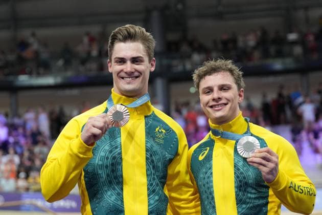 (240811) -- PARIS, Aug. 11, 2024 -- Bronze medalist Matthew Glaetzer (L) of Australia and silver medalist Matthew Richardson pose for photos after the victory ceremony of cycling track men s keirin at the Paris 2024 Olympic Games, Olympische Spiele, Olympia, OS in Paris, France, Aug. 11, 2024. ) (PARIS2024) FRANCE-PARIS-OLY-CYCLING TRACK LixYibo 