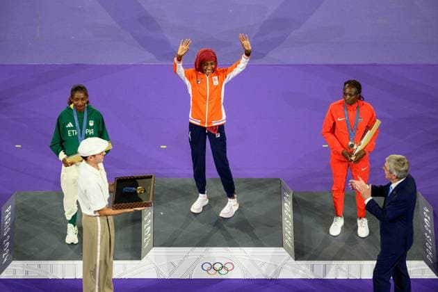 240811 Tigst Assefa of Ethiopia, Sifan Hassan of the Netherlands and Hellen Obiri of Kenya on the podium after women s athletics marathon during the Closing Ceremony of the Paris 2024 Olympic Games on August 11, 2024 in Paris Photo Joel Marklund BILDBYRAN kod JM JM0605 bbeng olympic games olympics os ol olympiska spelen olympiske leker paris 2024 paris os paris ol closing ceremony avslutningsceremoni jubel maraton  Copyright: JOELxMARKLUND BB240811JM043