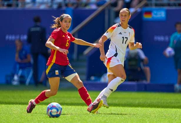 Klara Bühl, DFB Frauen 17 compete for the ball, tackling, duel, header, zweikampf, action, fight against Aitana Bonmati, Spain 6 at the women Olympic Bronze Medal match GERMANY - SPAIN 1-0 at Stade de Lyon in Lyon at Aug 9, 2024 in Lyon, France. Season 2024 2025
