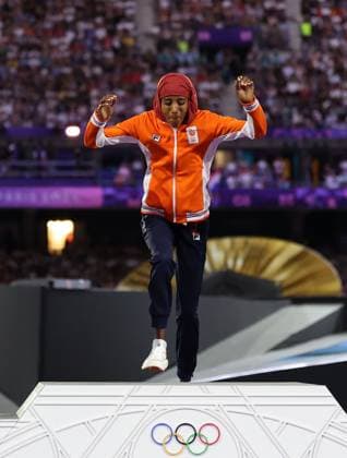(240811) -- PARIS, Aug. 11, 2024 -- Gold medalist Sifan Hassan of the Netherlands reacts during the victory ceremony of women s marathon of Athletics at the closing ceremony of the Paris 2024 Olympic Games, Olympische Spiele, Olympia, OS in Paris, France, Aug. 11, 2024. ) (PARIS2024) FRANCE-PARIS-OLY-CLOSING CEREMONY LixMing 