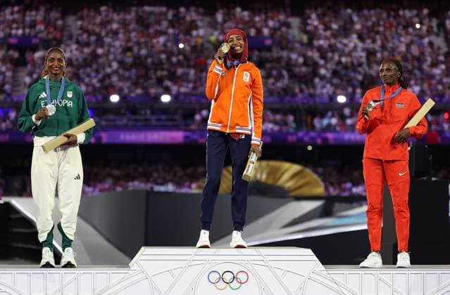 (240811) -- PARIS, Aug. 11, 2024 -- Gold medalist Sifan Hassan (C) of the Netherlands, silver medalist Tigst Assefa (L) of Ethiopia and bronze medalist Hellen Obiri of Kenya pose for photos during the victory ceremony of women s marathon of Athletics at the closing ceremony of the Paris 2024 Olympic Games, Olympische Spiele, Olympia, OS in Paris, France, Aug. 11, 2024. ) (PARIS2024) FRANCE-PARIS-OLY-CLOSING CEREMONY LixMing 