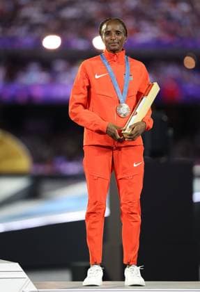 (240811) -- PARIS, Aug. 11, 2024 -- Bronze medalist Hellen Obiri of Kenya attends the victory ceremony of women s marathon of Athletics at the closing ceremony of the Paris 2024 Olympic Games, Olympische Spiele, Olympia, OS in Paris, France, Aug. 11, 2024. ) (PARIS2024) FRANCE-PARIS-OLY-CLOSING CEREMONY LixMing 
