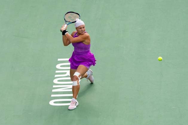 TORONTO, ON - AUGUST 11: Diana Shnaider of Russia hits a shot during her semi-final match of the National Bank Open, part of the WTA, Tennis Damen Tour, at Sobeys Stadium on August 11, 2024 in Toronto, Canada. (Photo by Julian Avram Icon Sportswire) TENNIS: AUG 11 National Bank Open EDITORIAL USE ONLY Icon2408110006
