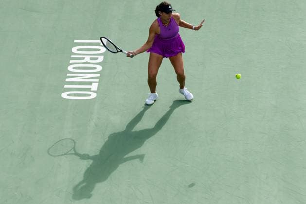 TORONTO, ON - AUGUST 11: Jessica Pegula of the United States hits a shot during her semi-final match of the National Bank Open, part of the WTA, Tennis Damen Tour, at Sobeys Stadium on August 11, 2024 in Toronto, Canada. (Photo by Julian Avram Icon Sportswire) TENNIS: AUG 11 National Bank Open EDITORIAL USE ONLY Icon2408110010