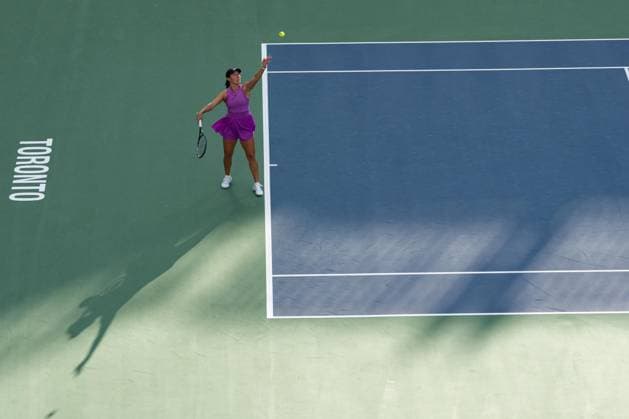 TORONTO, ON - AUGUST 11: Jessica Pegula of the United States serves during her semi-final match of the National Bank Open, part of the WTA, Tennis Damen Tour, at Sobeys Stadium on August 11, 2024 in Toronto, Canada. (Photo by Julian Avram Icon Sportswire) TENNIS: AUG 11 National Bank Open EDITORIAL USE ONLY Icon2408110028