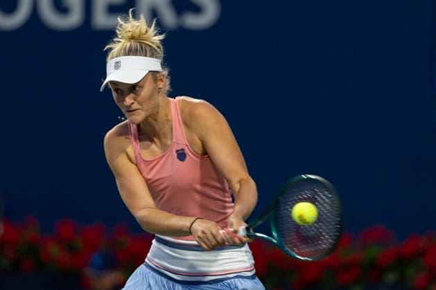 TORONTO, ON - AUGUST 11: Erin Routliffe of New Zealand hits a shot during her semi-final doubles match of the National Bank Open, part of the WTA, Tennis Damen Tour, at Sobeys Stadium on August 11, 2024 in Toronto, Canada. (Photo by Julian Avram Icon Sportswire) TENNIS: AUG 11 National Bank Open EDITORIAL USE ONLY Icon2408110053