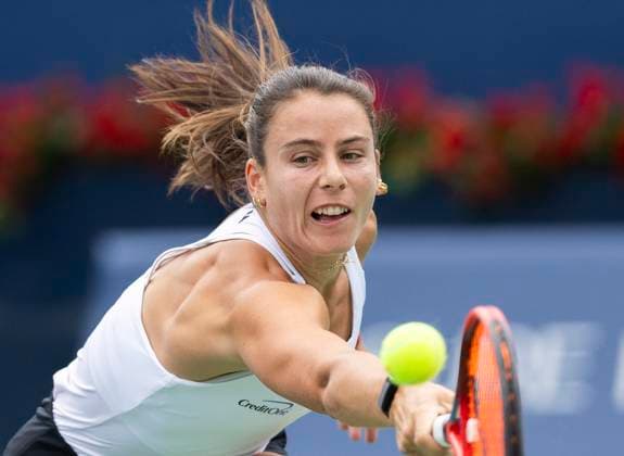 (240812) -- TORONTO, Aug. 12, 2024 -- Emma Navarro of the United States returns the ball during the women s singles semifinal match between Emma Navarro of the United States and Amanda Anisimova of the United States at the 2024 National Bank Open tennis tournament in Toronto, Canada, on Aug. 11, 2024. (Photo by Zou Zheng Xinhua) (SP)CANADA-TORONTO-TENNIS-NATIONAL BANK OPEN-WOMEN S SINGLES LinxWei 