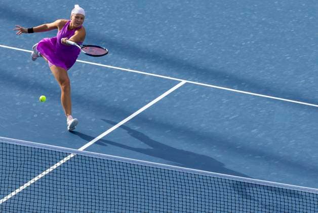 Sport Bilder des Tages (240812) -- TORONTO, Aug. 12, 2024 -- Diana Shnaider returns the ball during the women s singles semifinal match between Diana Shnaider of Russia and Jessica Pegula of the United States at the 2024 National Bank Open tennis tournament in Toronto, Canada, on Aug. 11, 2024. (Photo by Xinhua) (SP)CANADA-TORONTO-TENNIS-NATIONAL BANK OPEN-WOMEN S SINGLES ZouxZheng 