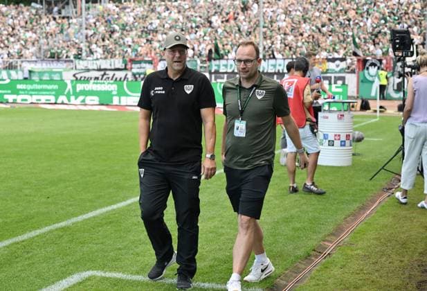 Coach Sascha Hildmann Preussen Münster , left , with press spokesman Marcel Weskamp Press officer Preussen Münster 11 08 2024, Soccer 2 Bundesliga, 2 Matchday, Season 2024 2025 Preußen Münster Hannover 96 0 0 Muenster Preussenstadion Nordrhein Westfalen Germany Team2