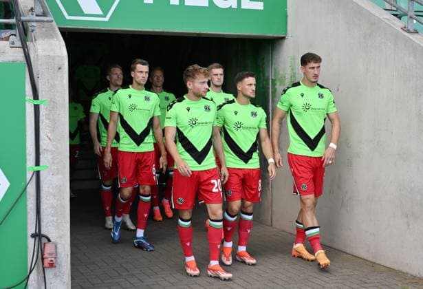 Hannover players come out of the dressing room v re , Phil Neumann Hannover 96 , Enzo Leopold Hannover 96 , Jannik Dehm Hannover 96 , Fabian Kunze Hannover 96 11 08 2024, Soccer 2 Bundesliga, 2 Matchday, Season 2024 2025 Preußen Münster Hannover 96 0 0 Muenster Preussenstadion Nordrhein Westfalen Germany Team2