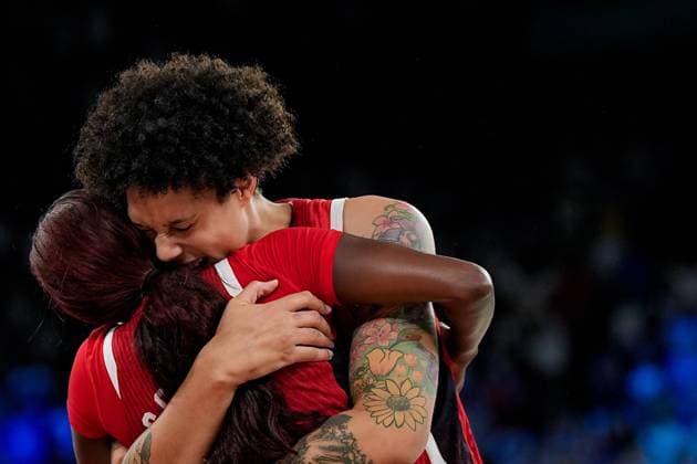 PARIS, FRANCE AUGUST 11 Brittney Griner of United States celebrates their victory of the gold medal at the final whistle during the Women s Gold Medal Game, Game 52, France vs United States of America on day sixteen of the Olympic Games Paris 2024 at Arena Bercy on August 11, 2024 in Paris, France Paris Bercy Arena France Copyright: xJustPictures.ch DanielaxPorcellix jp-en-EuSpIm-20240811-_DP26172