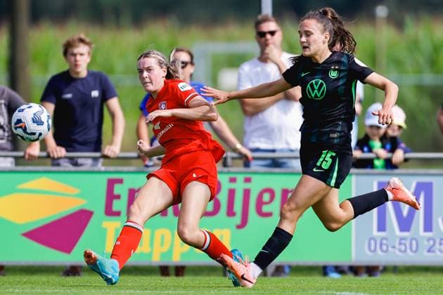 2024-08-10 FC Twente v Vfl Wolfsburg club friendlies woman DEURNINGEN, NETHERLANDS - AUGUST 10: Charlotte Hulst of FC Twente Diana Nemeth of VfL Wolfsburg during the club friendlies woman match between FC Twente and Vfl Wolfsburg at Sportpark t Hoge Vonder on August 10, 2024 in Deurningen, Netherlands. (Photo by Raymond Smit BSR Agency) Deurningen Netherlands Content not available for redistribution in The Netherlands directly or indirectly through any third parties. Copyright: xBSRxAgencyx