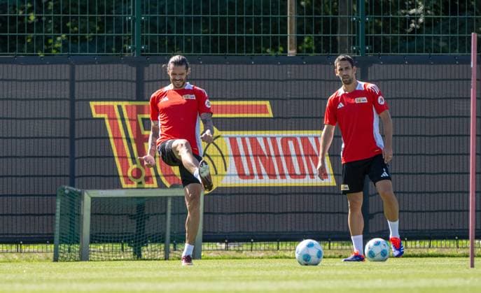 Sport Themen der Woche KW33 Sport Bilder des Tages Fussball, Herren, Saison 2024 2025, 1. Bundesliga, 1. FC Union Berlin, Training, v. l. Christopher Trimmel (1. FC Union Berlin), Rani Khedira (1. FC Union Berlin), 12.08. 2024, *** Football, Men, Season 2024 2025, 1 Bundesliga, 1 FC Union Berlin, Training, f l Christopher Trimmel 1 FC Union Berlin , Rani Khedira 1 FC Union Berlin , 12 08 2024, Copyright: xMatthiasxKochx