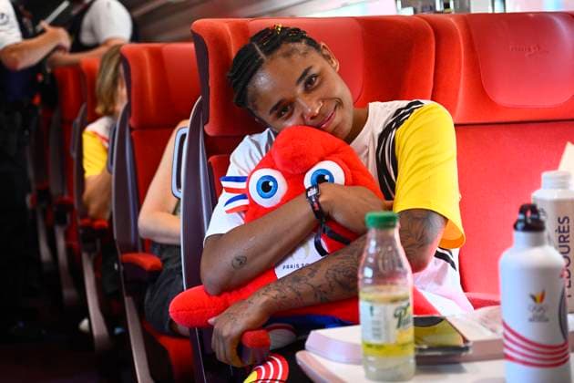Sport Themen der Woche KW33 Sport Bilder des Tages Paris 2024 Olympic Games, Olympische Spiele, Olympia, OS - 12 08 2024 PARIS, FRANCE - AUGUST 12 : Lisowa Mbaka Maxuella (BEL) Basketball - Team (Female) at the Eurostar station after the XXXIII Paris 2024 Summer Olympic Games on August 12, 2024 in Paris, France, 12 08 2024 Paris France  Copyright: xGvgx