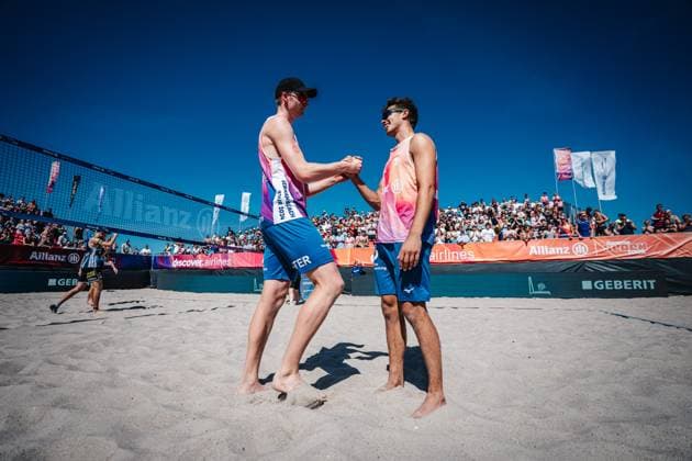 Beach volleyball men Allianz German Beach Tour 2024 Tourstop Kühlungsborn 11 08 2024 f l Philipp Huster and Lui Wüst are happy after the victory Kühlungsborn beach at the pier Mecklenburg Vorpommern Germany