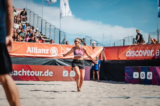 Beach volleyball women Allianz German Beach Tour 2024 Tourstop Kühlungsborn 11 08 2024 Isabel Schneider cheers Kühlungsborn beach at the pier Mecklenburg Western Pomerania Germany