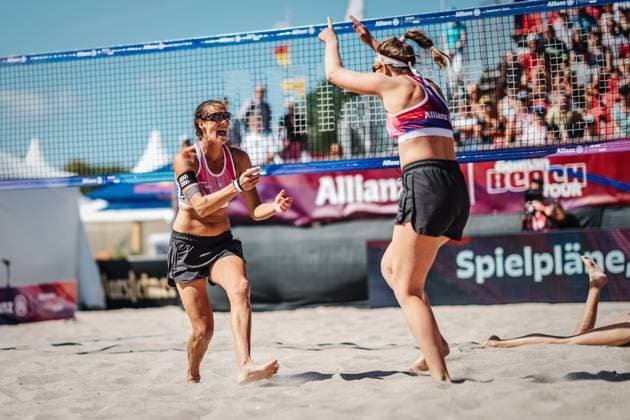 Beach volleyball women Allianz German Beach Tour 2024 Tourstop Kühlungsborn 11 08 2024 Kira Walkenhorst left cheers for Isabel Schneider right Kühlungsborn beach at the pier Mecklenburg Western Pomerania Germany