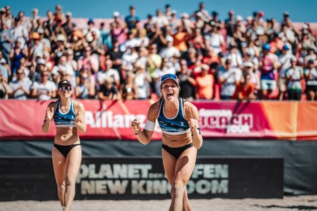 Beach volleyball women Allianz German Beach Tour 2024 Tourstop Kühlungsborn 11 08 2024 Melanie Paul cheers in the foreground Kühlungsborn beach at the pier Mecklenburg Western Pomerania Germany