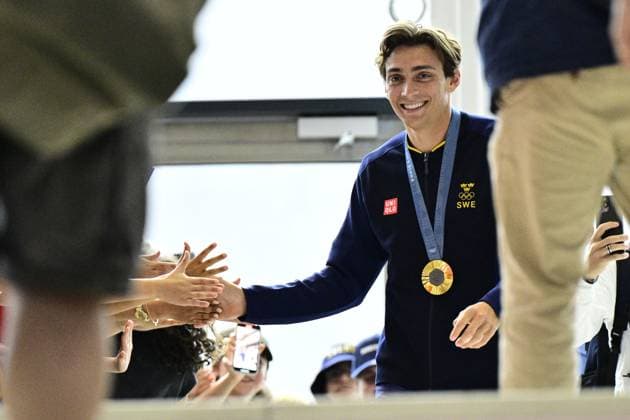 Sport Themen der Woche KW33 Sport Bilder des Tages SOLNA, SVERIGE 20240812 OS-guldmedaljören och världsrekordhallaren i stavhopp Armand Duplantis firas i Mall of Scandinavia i Solna efter att ha kommit hem fran OS i Paris. SOLNA SVERIGE x10658x *** SOLNA, SWEDEN 20240812 Olympic gold medalist and world record holder in pole vault Armand Duplantis is celebrated in the Mall of Scandinavia in Solna after returning from the Paris Olympics SOLNA SWEDEN x10658x  Copyright: xMagnusxLejhall TTx OS 2024 HYLLNING MEDALJÖRER