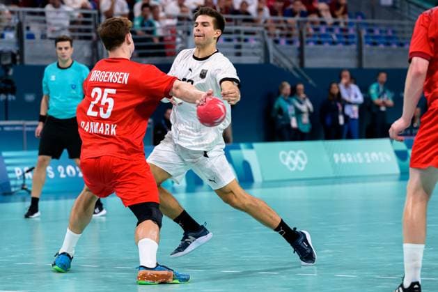 Paris, Frankreich: Handball Olympia Herren - Finale - Deutschland - Dänemark Daenemarks Lukas Lindhard Jorgensen, Renars Uscins (Deutschland) Lille Stade Pierre Mauroy Frankreich *** Paris, France Handball Olympic Mens Final Germany Denmark Daenemarks Lukas Lindhard Jorgensen, Renars Uscins Germany Lille Stade Pierre Mauroy France